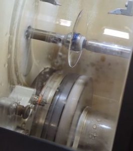 Glas im Schleifautomat eingespannt